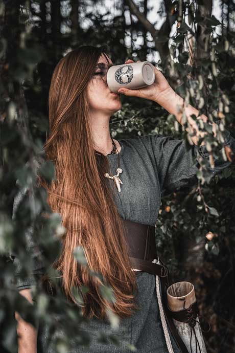 Handgefertigter Trinkbecher aus Horn mit Gravuren des Weltenbaumes Yggdrasil